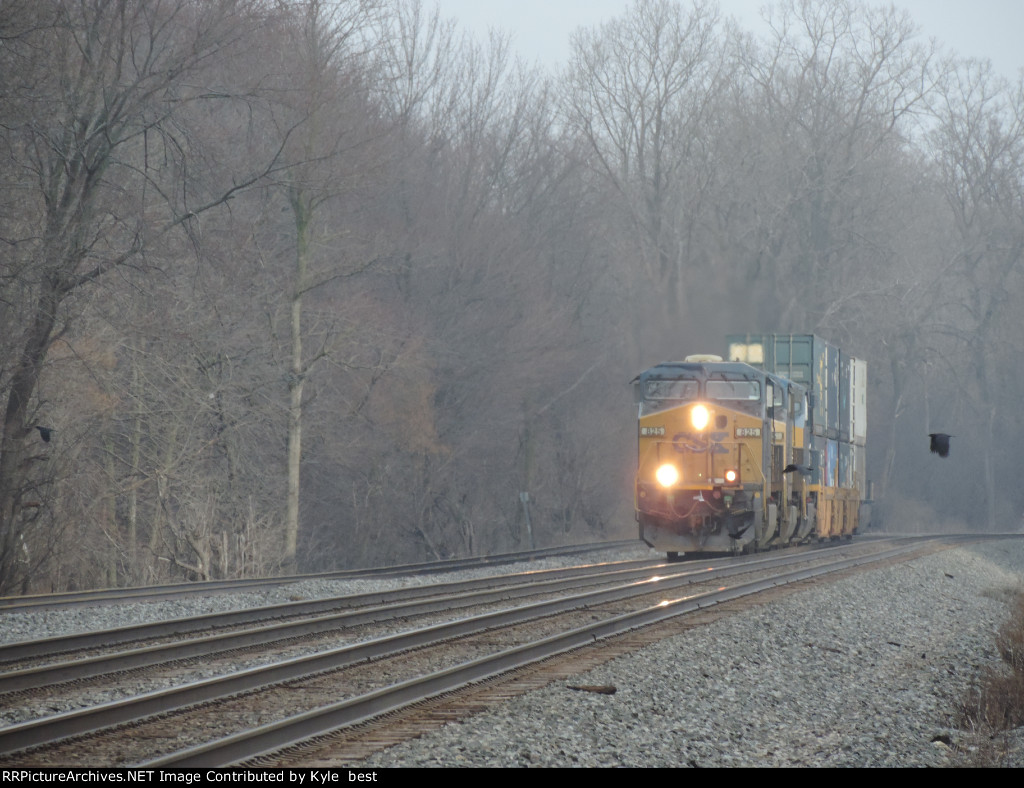 CSX 825 on I003